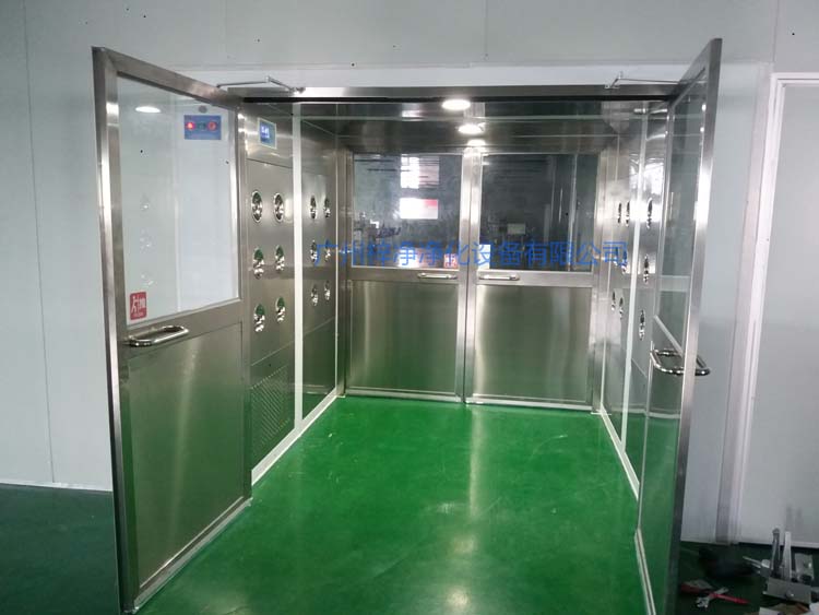 雙開門貨淋室前門打開,后門緊鎖 防止?jié)崈羰遗c非潔凈室空氣對流。